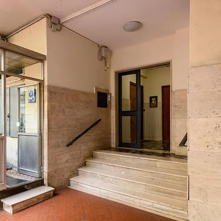 Via Coriolano 8 شقة