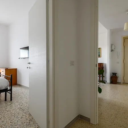 Via Coriolano 8 شقة