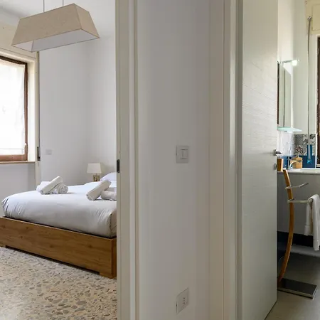 Via Coriolano 8 * نابولي