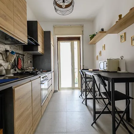 Via Coriolano 8 شقة